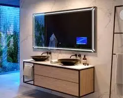 um banheiro com chuveiro digital e espelho inteligente