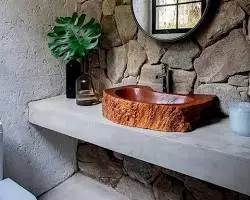 um banheiro com revestimentos de madeira e pedra natural